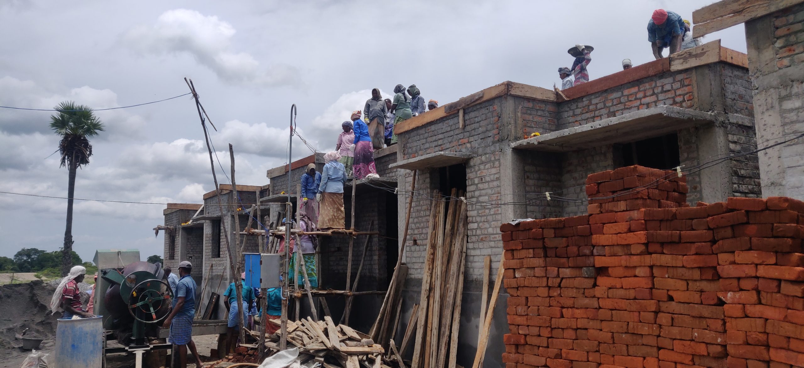 Foto mujeres construyendo
